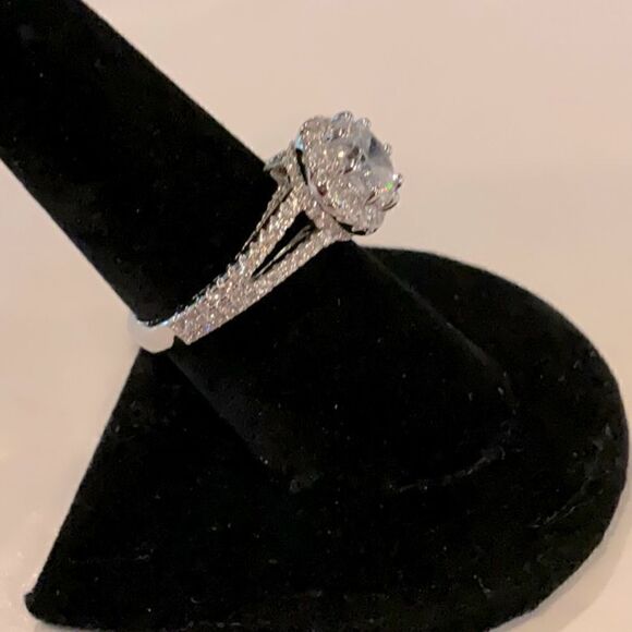 Gorgeous Sterling Silver Halo Ring - Picture 2 of 4